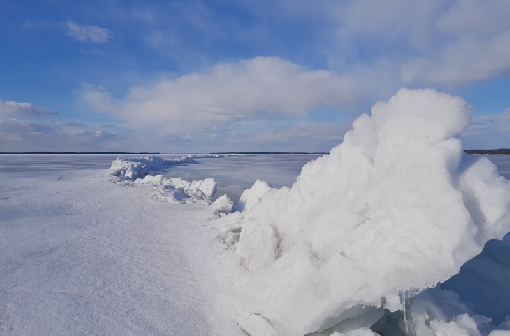 Crack in the ice on Lake Näsijärvi on early spring 2022.