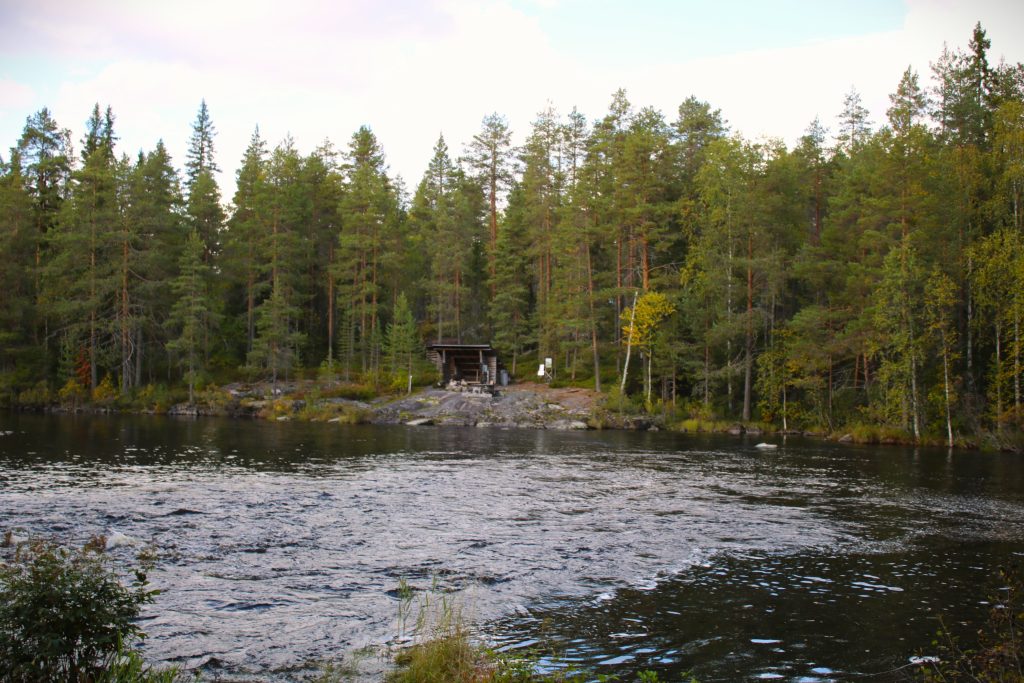Metsän keskellä virtaavalle Luvankoskelle vie polku ja niskalta pääsee kävelysiltaa vastarannalle. Siellä on kalastajille ja retkeilijöille vanhan laavun lisäksi uusi hoidettu kota sekä hieman kauempana hienolla näköalapaikalla uusi laavu